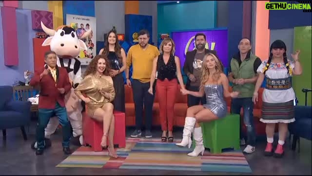 Gina Holguín - 612 Likes - ¡Feliz sábado! 🥳 Ya estamos al aire por @canalestrellas 📺🥳 @paulstanleyd @georginahol @carmenmoriginal @ximenacordoba @juanjoulloa @omarreyes @juanito.2764 @olgasanaoficial @maytecarranco #cuéntameloya