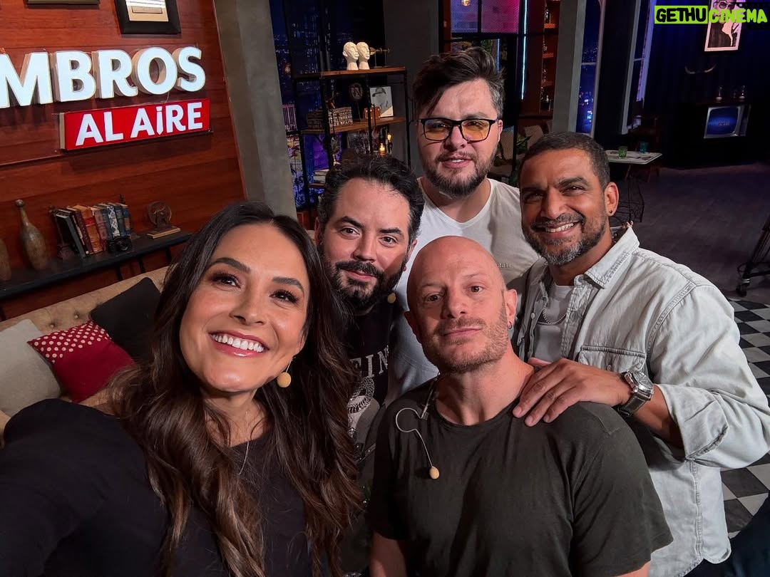 Gina Holguín - 4.5K Likes - ¿Que si me divierto en @miembrosalairetv ? MASHIN!!!
Gracias!!! La pasé increíble. Solo espero que no se olvide @facufacundo que: “Y Gina también” 
La última foto es la lista de los compromisos dentro de @lacasafamososmx que Facundo firmó bajo notario y con la secretaria de gobernación que dio fe y legalidad de dicho documento. 
 A GANAR FACUNDO!!!!! 😎🙌🏽