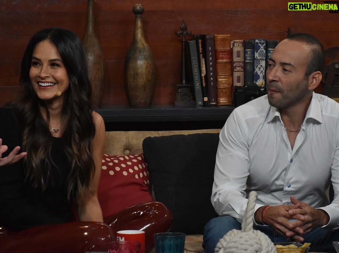 Gina Holguín - 4.5K Likes - ¿Que si me divierto en @miembrosalairetv ? MASHIN!!!
Gracias!!! La pasé increíble. Solo espero que no se olvide @facufacundo que: “Y Gina también” 
La última foto es la lista de los compromisos dentro de @lacasafamososmx que Facundo firmó bajo notario y con la secretaria de gobernación que dio fe y legalidad de dicho documento. 
 A GANAR FACUNDO!!!!! 😎🙌🏽