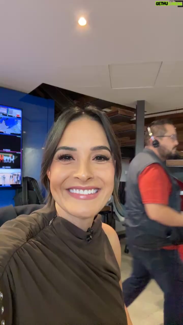 Gina Holguín - 3.3K Likes - Arrancando el miércoles con todo!
Terminamos platicando de, ¿Qué tan tóxico es revisar el teléfono de tu pareja?
Y si se justifica el dicho “El que busca encuentra”
También vendemos chocolates de @yuridiaduran , picaña de @udelatorre_b y pan de plátano de @montserratcuris ( aunque aún no sabe el precio😅) 

Bonito día para todos, desde @expresodelamananafans