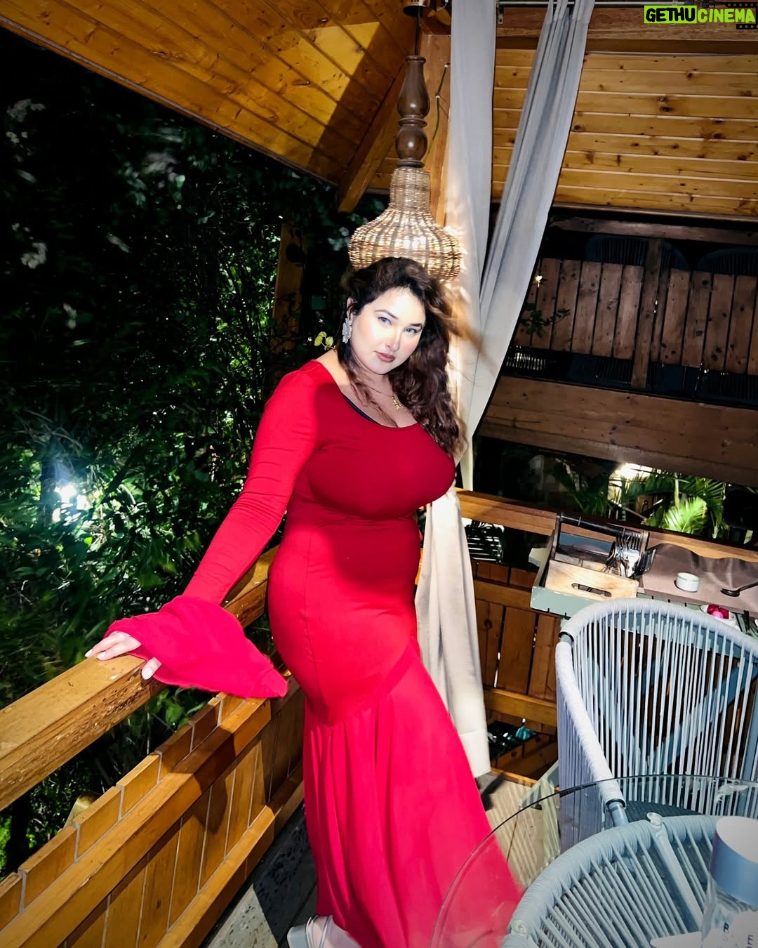 Ginni Soni - 20.8K Likes - Things that nobody knows about me:- ❤️‍🩹
1: Being yelled at me makes me shut down..
2: I don’t open up to anyone unless l’m close to you..
3: Music is my therapy..
4: when i love, i love hard..
5: I distance myself from everyone when life gets tough..
6: I put other people feelings before my own..
7: I give too many chances..
8: I am an overthinker..
9: I take every word and everything to heart..
10: I remember more negative things said to me more than positive..
11: I just want to be loved..

Outfit:- @savana 
Earrings:- @the_rabhini 

#ginnisoni