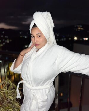 Ginni Soni Instagram - I am single now.. I was single before but now I’m extra single..along with extra beautiful, hot, sexy, adorable, cute..etc etc😛✌🏻