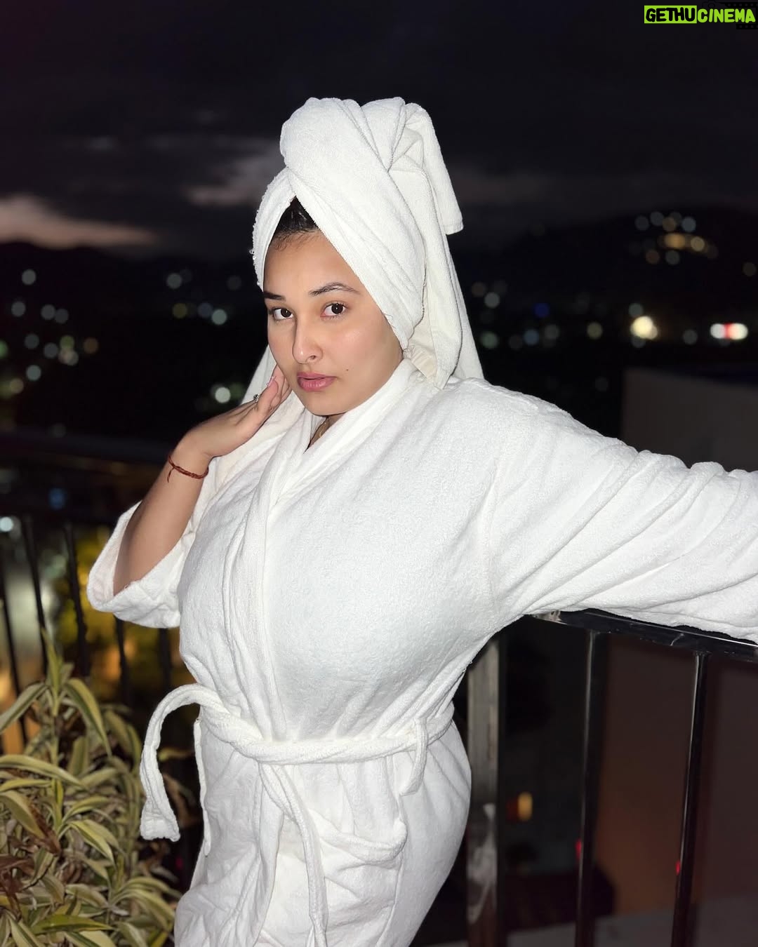 Ginni Soni - 14.3K Likes - I am single now.. I was single before but now I’m extra single..along with extra beautiful, hot, sexy, adorable, cute..etc etc😛✌🏻