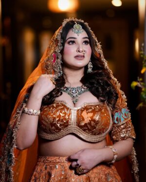 Ginni Soni Instagram - Mai meri imaginary duniya mein he theek hu.. reality kafi vahiyaat hai..😅
Makeup:- @staffi_makeovers
Jewellery:- @manirambalwantrai
Outfit:- @dresses_by_chetna
