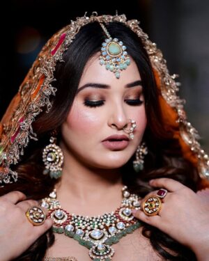Ginni Soni Instagram - Mai meri imaginary duniya mein he theek hu.. reality kafi vahiyaat hai..😅
Makeup:- @staffi_makeovers
Jewellery:- @manirambalwantrai
Outfit:- @dresses_by_chetna