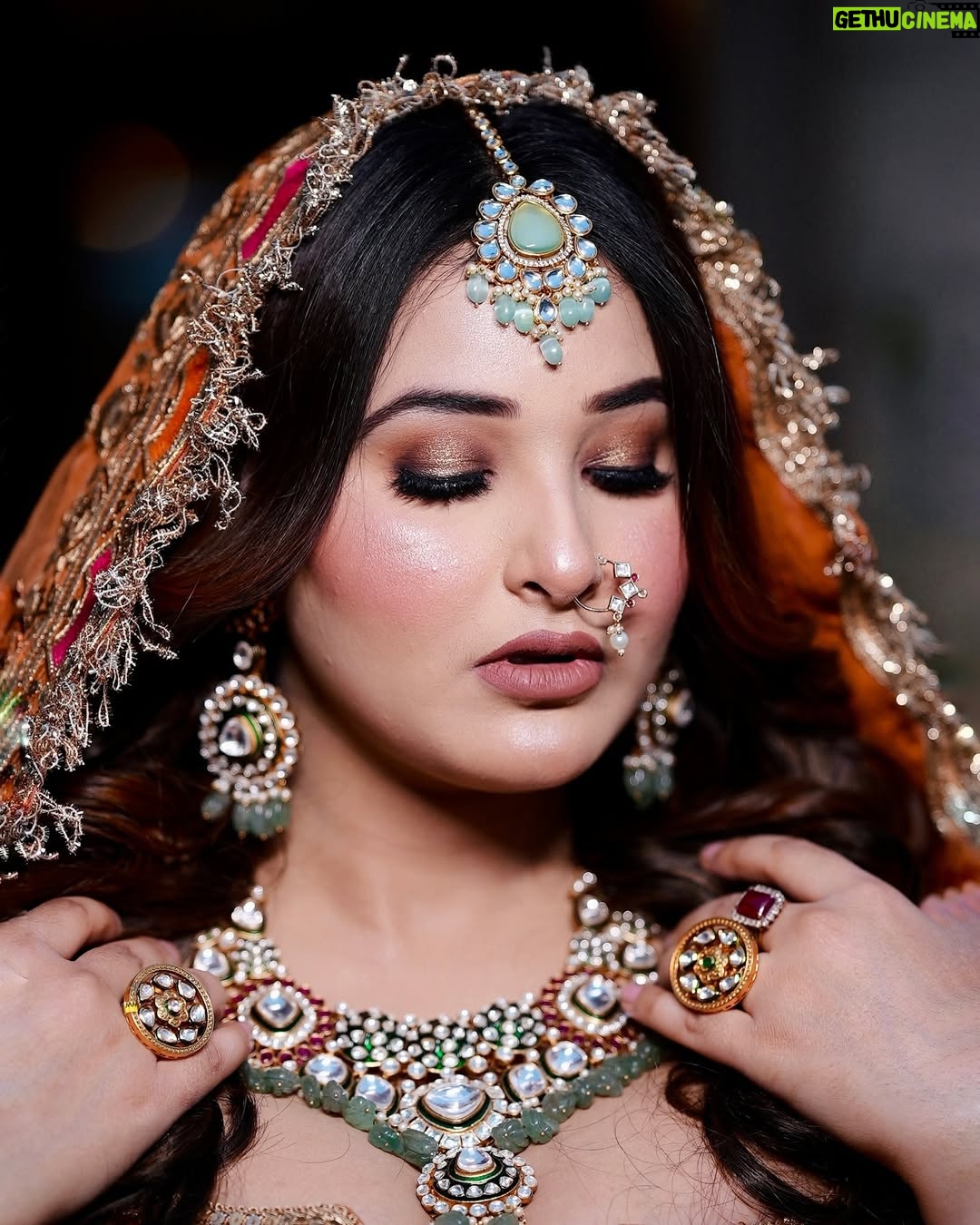 Ginni Soni - 18.7K Likes - Mai meri imaginary duniya mein he theek hu.. reality kafi vahiyaat hai..😅

Makeup:- @staffi_makeovers 
Jewellery:- @manirambalwantrai
Outfit:- @dresses_by_chetna