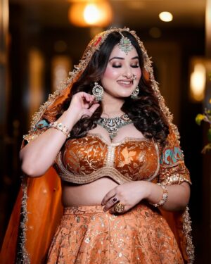 Ginni Soni Instagram - Mai meri imaginary duniya mein he theek hu.. reality kafi vahiyaat hai..😅
Makeup:- @staffi_makeovers
Jewellery:- @manirambalwantrai
Outfit:- @dresses_by_chetna