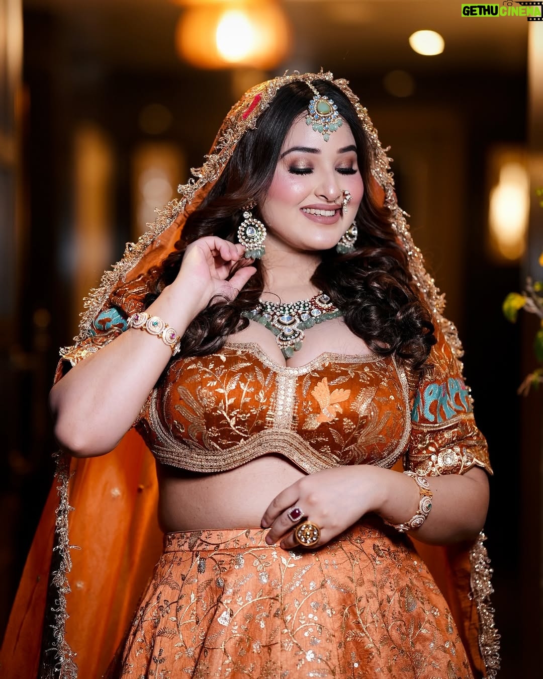 Ginni Soni - 18.7K Likes - Mai meri imaginary duniya mein he theek hu.. reality kafi vahiyaat hai..😅

Makeup:- @staffi_makeovers 
Jewellery:- @manirambalwantrai
Outfit:- @dresses_by_chetna