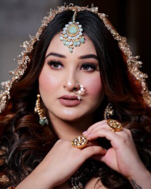 Ginni Soni Instagram - Mai meri imaginary duniya mein he theek hu.. reality kafi vahiyaat hai..😅
Makeup:- @staffi_makeovers
Jewellery:- @manirambalwantrai
Outfit:- @dresses_by_chetna