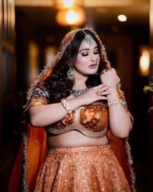 Ginni Soni Instagram - Mai meri imaginary duniya mein he theek hu.. reality kafi vahiyaat hai..😅
Makeup:- @staffi_makeovers
Jewellery:- @manirambalwantrai
Outfit:- @dresses_by_chetna