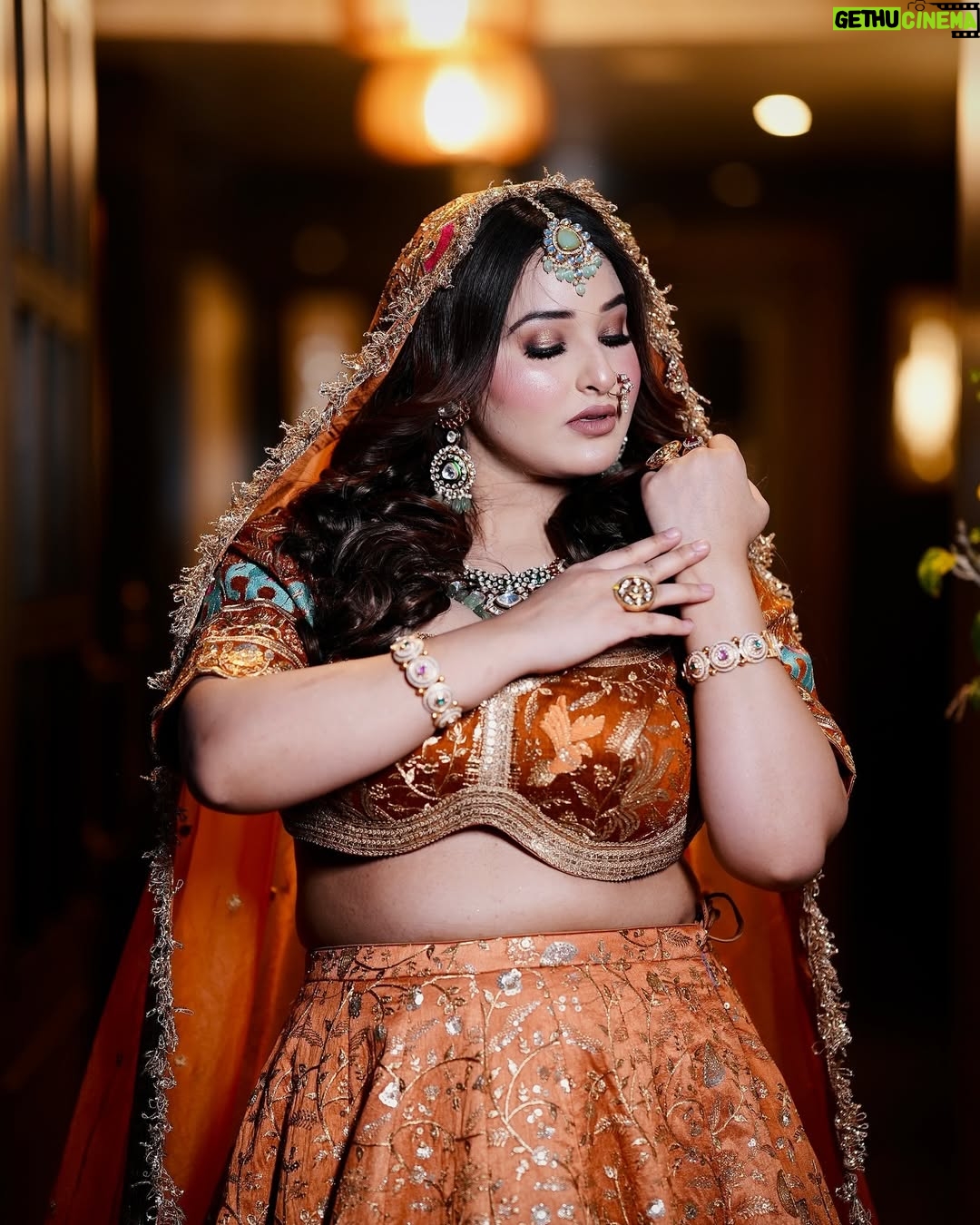 Ginni Soni - 18.7K Likes - Mai meri imaginary duniya mein he theek hu.. reality kafi vahiyaat hai..😅

Makeup:- @staffi_makeovers 
Jewellery:- @manirambalwantrai
Outfit:- @dresses_by_chetna