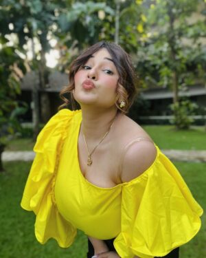 Ginni Soni Instagram - ‘zyada se zyada kya ho jayega’.. yeh kehte kehte satyanash hogya..😭
#ginnisoni #loveyourself #loveyourbody #loveyourcurves #lyricsarelove #whatasong #beautifulme 😛