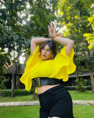 Ginni Soni Instagram - ‘zyada se zyada kya ho jayega’.. yeh kehte kehte satyanash hogya..😭
#ginnisoni #loveyourself #loveyourbody #loveyourcurves #lyricsarelove #whatasong #beautifulme 😛