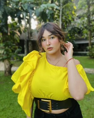 Ginni Soni Instagram - ‘zyada se zyada kya ho jayega’.. yeh kehte kehte satyanash hogya..😭
#ginnisoni #loveyourself #loveyourbody #loveyourcurves #lyricsarelove #whatasong #beautifulme 😛