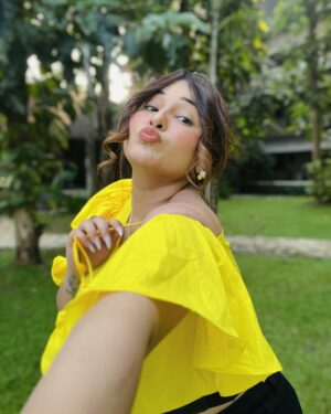 Ginni Soni Instagram - ‘zyada se zyada kya ho jayega’.. yeh kehte kehte satyanash hogya..😭
#ginnisoni #loveyourself #loveyourbody #loveyourcurves #lyricsarelove #whatasong #beautifulme 😛