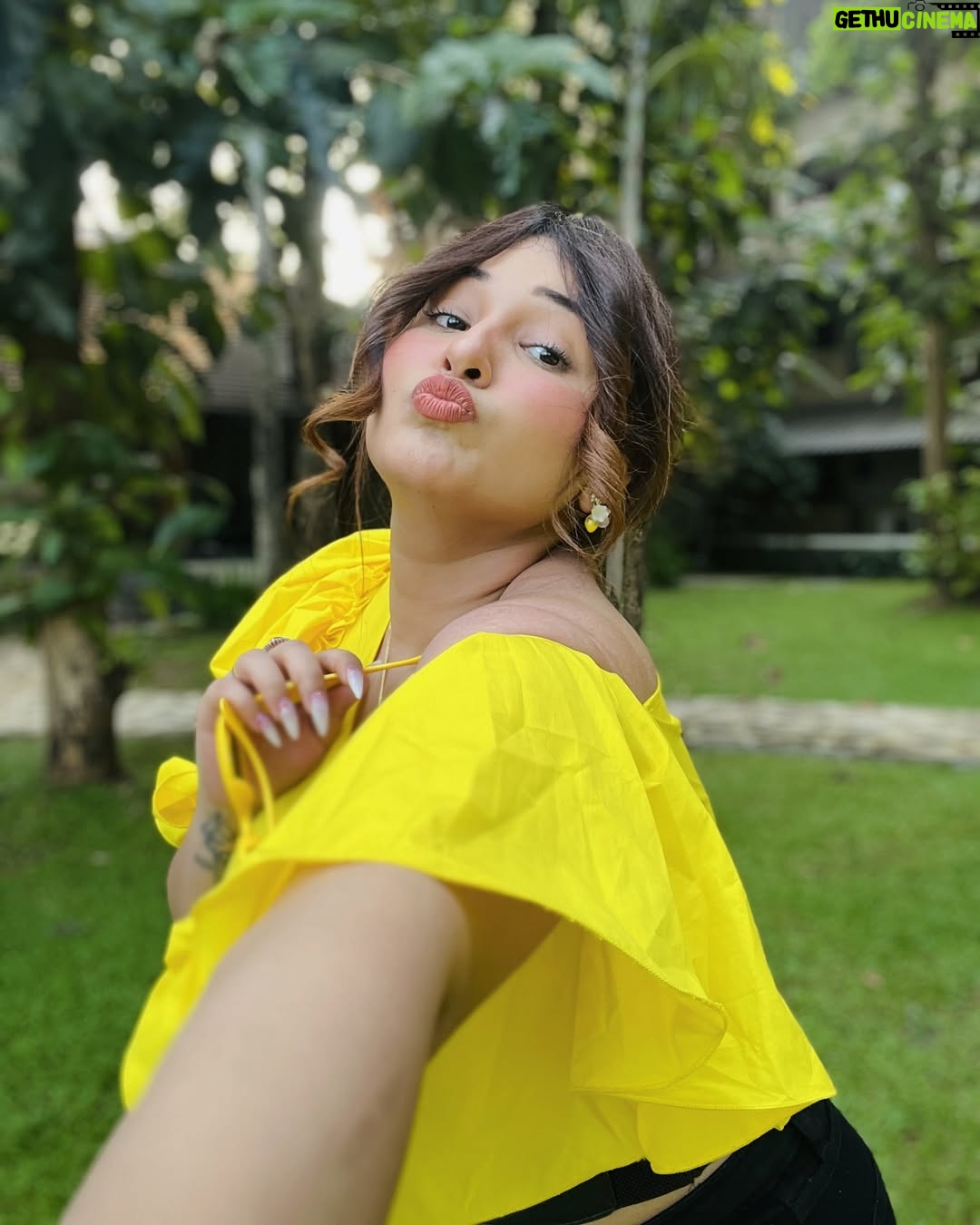Ginni Soni - 31.1K Likes - ‘zyada se zyada kya ho jayega’.. yeh kehte kehte satyanash hogya..😭

#ginnisoni #loveyourself #loveyourbody #loveyourcurves #lyricsarelove #whatasong #beautifulme 😛