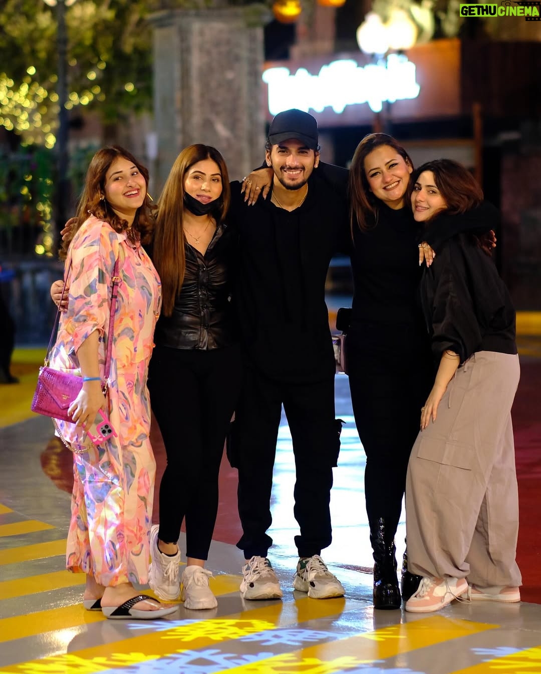 Ginni Soni - 30.5K Likes - My unpaid therapists..😘🤌🏻❤️ @naazukmadanlochan @masroor_chougle3 @anjali_kapoorofficial