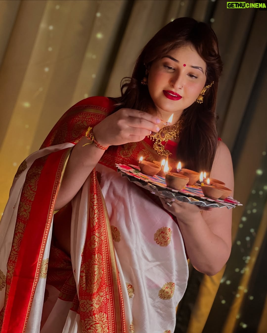 Ginni Soni - 17.6K Likes - Shubh Deepawali..🪔🌟 @isuraj.22 Tu bhabhi aur tere dono jeeju’s missing hai bs..😛 jldi aajao..❤️🫀🧿