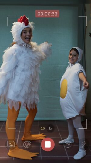 Giovanna Lancellotti Instagram - São tantas camadas, sabe? 🤣🗣 Tô passando mal com a Kami vestida de galinha, o Dedé de ovo e ainda fazendo publi 🐔🥚 #DonaDeMim