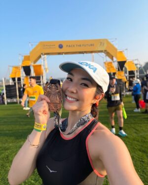 Gisella Anastasia Instagram - #TogetherWeFlyHigher This Medal Goes to kesayangan mama Isel, Gempita ✨
My biggest cheerleader dari awal aku kecemplung di olahraga lari 📣💃
Setiap kali lagi capek latihan, selalu ada pelukan dan semangat dari Empi yang bikin mama Isel kuat lagi.
Selama ini belum pernah race 10k aku ber’ekor kecil, dl seingetku pernah 1:04 d bandung, dan 1:10 d bali 2 tahun lalu…
PB di Maybank Marathon 2025 ini bukan cuma hasil keringatku sendiri, tapi juga hasil support system terhebat—terutama kamu, Gem ❤️
Juga hasil dukungan temen2, dan jg semangat dan bimbingan yg mas @bayuprasetio kasi selama race kemarin🤸♀️
Gak ketinggalan jg karna gear lari yang nyaman banget yg bikin ak bisa lari maksimal kemarin..
Big thanks buat @hoka_indonesia yang selalu jadi partner terbaik di setiap langkah 🏃🏻♀️💨
Medal ini kita punya sama-sama.