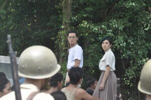 Gisella Anastasia Instagram - Sejak awal berdirinya, Indonesia selalu diuji.
Dari penjajahan, pergolakan politik, hingga perubahan zaman—setiap masa membawa tantangan yang menanyakan satu hal: masihkah kita mampu bersatu?
Dan di usia kemerdekaan yang kian matang, pertanyaan itu ternyata masih harus tetap hadir.
Indonesia terlalu berharga untuk dibiarkan hancur oleh kebencian.
Jangan biarkan amarah memisahkan kita, sebab sejarah sudah cukup memberi pelajaran: pada akhirnya, YANG ABADI BUKANLAH KEKUASAAN, MELAINKAN KEBERANIAN RAKYATNYA UNTUK TETAP BERSATU.
Beberapa hari terakhir, aku memilih untuk tidak terlalu aktif di media sosial.
Rasanya berat melihat berita demi berita, sampai tidak ada semangat untuk memposting apapun karena hati sedang berduka.
Lalu baru aku tersadar saat kembali menonton film kami “Siapa Dia” yang sedang tayang, yg justru bisa menjadi pengingat: bahwa kita, bangsa Indonesia, masih terus memperjuangkan persatuan hingga hari ini.
Dan berharap, KALI INI SUARA RAKYAT BENAR BENAR DIDENGARKAN.
Semoga kisah ini bukan hanya jadi tontonan, tapi ruang refleksi.
Agar kita tak lagi mengulang luka, melainkan menulis lembar baru dengan hati yang lebih damai.
Bersuara dengan LANTANG untuk menuntut keadilan, dengan cara yang BAIK bukan dengan KEKERASAN.
Hati2 PROVOKASI yg memecah belah!!!
Kadang provokasi itu bisa datang dari profile org yg kita PIKIR belain kita.
Tetap bersatu, saudara saudaraku
GOD BLESS U ALL