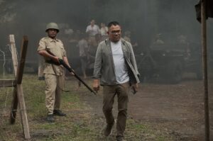 Gisella Anastasia Instagram - Sejak awal berdirinya, Indonesia selalu diuji.
Dari penjajahan, pergolakan politik, hingga perubahan zaman—setiap masa membawa tantangan yang menanyakan satu hal: masihkah kita mampu bersatu?
Dan di usia kemerdekaan yang kian matang, pertanyaan itu ternyata masih harus tetap hadir.
Indonesia terlalu berharga untuk dibiarkan hancur oleh kebencian.
Jangan biarkan amarah memisahkan kita, sebab sejarah sudah cukup memberi pelajaran: pada akhirnya, YANG ABADI BUKANLAH KEKUASAAN, MELAINKAN KEBERANIAN RAKYATNYA UNTUK TETAP BERSATU.
Beberapa hari terakhir, aku memilih untuk tidak terlalu aktif di media sosial.
Rasanya berat melihat berita demi berita, sampai tidak ada semangat untuk memposting apapun karena hati sedang berduka.
Lalu baru aku tersadar saat kembali menonton film kami “Siapa Dia” yang sedang tayang, yg justru bisa menjadi pengingat: bahwa kita, bangsa Indonesia, masih terus memperjuangkan persatuan hingga hari ini.
Dan berharap, KALI INI SUARA RAKYAT BENAR BENAR DIDENGARKAN.
Semoga kisah ini bukan hanya jadi tontonan, tapi ruang refleksi.
Agar kita tak lagi mengulang luka, melainkan menulis lembar baru dengan hati yang lebih damai.
Bersuara dengan LANTANG untuk menuntut keadilan, dengan cara yang BAIK bukan dengan KEKERASAN.
Hati2 PROVOKASI yg memecah belah!!!
Kadang provokasi itu bisa datang dari profile org yg kita PIKIR belain kita.
Tetap bersatu, saudara saudaraku
GOD BLESS U ALL
