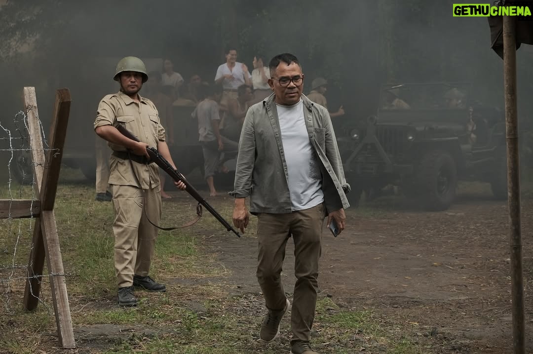 Gisella Anastasia - 61.6K Likes - Sejak awal berdirinya, Indonesia selalu diuji.
Dari penjajahan, pergolakan politik, hingga perubahan zaman—setiap masa membawa tantangan yang menanyakan satu hal: masihkah kita mampu bersatu?
Dan di usia kemerdekaan yang kian matang, pertanyaan itu ternyata masih harus tetap hadir.

Indonesia terlalu berharga untuk dibiarkan hancur oleh kebencian.
Jangan biarkan amarah memisahkan kita, sebab sejarah sudah cukup memberi pelajaran: pada akhirnya, YANG ABADI BUKANLAH KEKUASAAN,  MELAINKAN KEBERANIAN RAKYATNYA UNTUK TETAP BERSATU.

Beberapa hari terakhir, aku memilih untuk tidak terlalu aktif di media sosial.
Rasanya berat melihat berita demi berita, sampai tidak ada semangat untuk memposting apapun karena hati sedang berduka.

Lalu baru aku tersadar saat kembali menonton film kami “Siapa Dia” yang sedang tayang, yg justru bisa menjadi pengingat: bahwa kita, bangsa Indonesia, masih terus memperjuangkan persatuan hingga hari ini.
Dan berharap, KALI INI SUARA RAKYAT BENAR BENAR DIDENGARKAN.

Semoga kisah ini bukan hanya jadi tontonan, tapi ruang refleksi.
Agar kita tak lagi mengulang luka, melainkan menulis lembar baru dengan hati yang lebih damai.
Bersuara dengan LANTANG untuk menuntut keadilan, dengan cara yang BAIK bukan dengan KEKERASAN.

Hati2 PROVOKASI yg memecah belah!!!
Kadang provokasi itu bisa datang dari profile org yg kita PIKIR belain kita.

Tetap bersatu, saudara saudaraku 
GOD BLESS U ALL