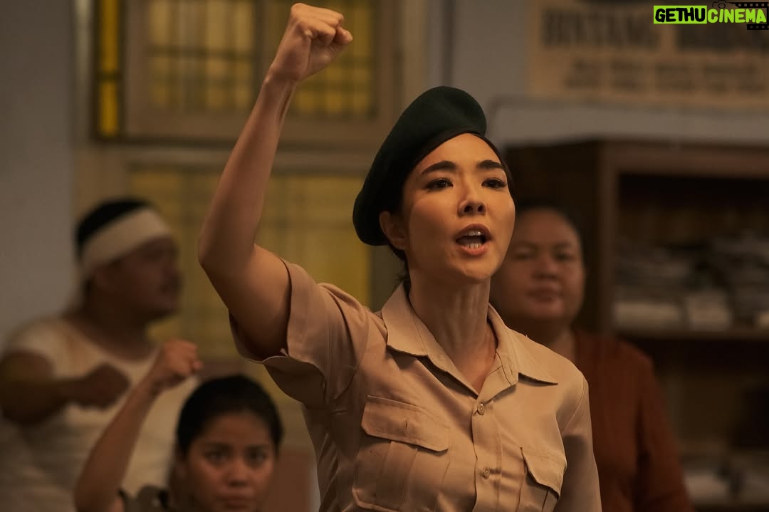 Gisella Anastasia - 61.6K Likes - Sejak awal berdirinya, Indonesia selalu diuji.
Dari penjajahan, pergolakan politik, hingga perubahan zaman—setiap masa membawa tantangan yang menanyakan satu hal: masihkah kita mampu bersatu?
Dan di usia kemerdekaan yang kian matang, pertanyaan itu ternyata masih harus tetap hadir.

Indonesia terlalu berharga untuk dibiarkan hancur oleh kebencian.
Jangan biarkan amarah memisahkan kita, sebab sejarah sudah cukup memberi pelajaran: pada akhirnya, YANG ABADI BUKANLAH KEKUASAAN,  MELAINKAN KEBERANIAN RAKYATNYA UNTUK TETAP BERSATU.

Beberapa hari terakhir, aku memilih untuk tidak terlalu aktif di media sosial.
Rasanya berat melihat berita demi berita, sampai tidak ada semangat untuk memposting apapun karena hati sedang berduka.

Lalu baru aku tersadar saat kembali menonton film kami “Siapa Dia” yang sedang tayang, yg justru bisa menjadi pengingat: bahwa kita, bangsa Indonesia, masih terus memperjuangkan persatuan hingga hari ini.
Dan berharap, KALI INI SUARA RAKYAT BENAR BENAR DIDENGARKAN.

Semoga kisah ini bukan hanya jadi tontonan, tapi ruang refleksi.
Agar kita tak lagi mengulang luka, melainkan menulis lembar baru dengan hati yang lebih damai.
Bersuara dengan LANTANG untuk menuntut keadilan, dengan cara yang BAIK bukan dengan KEKERASAN.

Hati2 PROVOKASI yg memecah belah!!!
Kadang provokasi itu bisa datang dari profile org yg kita PIKIR belain kita.

Tetap bersatu, saudara saudaraku 
GOD BLESS U ALL