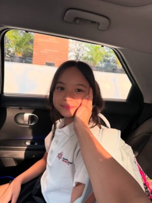 Gisella Anastasia Instagram - Time flies so fast 🪽
Sudah kelas 5 sekarang kamu, nak…
Tinggal dua tahun lagi di bangku sekolah dasar. 🥹
Makin ke sini, makin banyak pesan dan wejangan yang mama sampaikan.
Kadang mama Isel juga jadi makin bawel ya… maafin ya, nak.
Semua itu karena kami sayang dan ingin yang terbaik buat kamu.
Doa kami selalu menyertaimu setiap hari,
seperti doa kita pagi ini…
Agar kamu bisa menimba ilmu dengan senang, penuh sukacita,
belajar bukan cuma jadi anak yang cerdas di pelajaran,
tapi juga bertumbuh jadi pribadi yang bijak, kuat, dan penuh kasih.
Be the salt and the light, dimanapun kamu berada, termasuk di sekolah.
Bersyukur juga buat keluarga besar @sampoerna.academy
yang selalu mendukung perkembangan anak anak bukan cuma dalam pendidikan,
tapi juga pertumbuhan pribadi setiap anak.
God bless you always, our dearest one.
We love you 💜