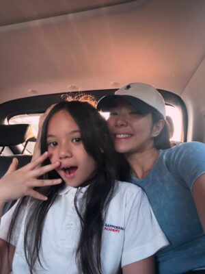 Gisella Anastasia Instagram - Time flies so fast 🪽
Sudah kelas 5 sekarang kamu, nak…
Tinggal dua tahun lagi di bangku sekolah dasar. 🥹
Makin ke sini, makin banyak pesan dan wejangan yang mama sampaikan.
Kadang mama Isel juga jadi makin bawel ya… maafin ya, nak.
Semua itu karena kami sayang dan ingin yang terbaik buat kamu.
Doa kami selalu menyertaimu setiap hari,
seperti doa kita pagi ini…
Agar kamu bisa menimba ilmu dengan senang, penuh sukacita,
belajar bukan cuma jadi anak yang cerdas di pelajaran,
tapi juga bertumbuh jadi pribadi yang bijak, kuat, dan penuh kasih.
Be the salt and the light, dimanapun kamu berada, termasuk di sekolah.
Bersyukur juga buat keluarga besar @sampoerna.academy
yang selalu mendukung perkembangan anak anak bukan cuma dalam pendidikan,
tapi juga pertumbuhan pribadi setiap anak.
God bless you always, our dearest one.
We love you 💜