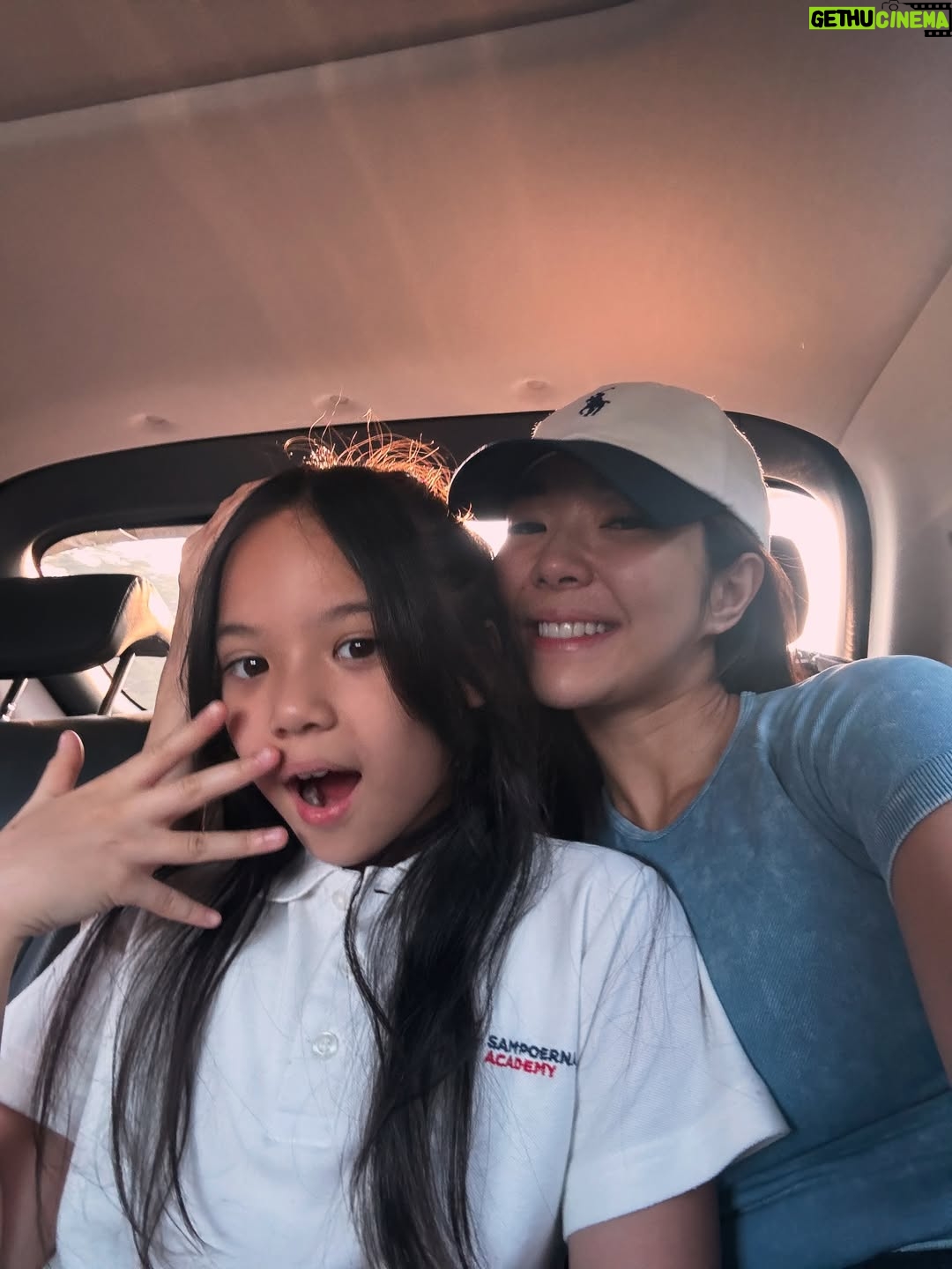 Gisella Anastasia - 51.6K Likes - Time flies so fast 🪽
Sudah kelas 5 sekarang kamu, nak…
Tinggal dua tahun lagi di bangku sekolah dasar. 🥹

Makin ke sini, makin banyak pesan dan wejangan yang mama sampaikan.
Kadang mama Isel juga jadi makin bawel ya… maafin ya, nak.
Semua itu karena kami sayang dan ingin yang terbaik buat kamu.

Doa kami selalu menyertaimu setiap hari,
seperti doa kita pagi ini…
Agar kamu bisa menimba ilmu dengan senang, penuh sukacita,
belajar bukan cuma jadi anak yang cerdas di pelajaran,
tapi juga bertumbuh jadi pribadi yang bijak, kuat, dan penuh kasih.
Be the salt and the light, dimanapun kamu berada, termasuk di sekolah.

Bersyukur juga buat keluarga besar @sampoerna.academy 
yang selalu mendukung perkembangan anak anak bukan cuma dalam pendidikan,
tapi juga pertumbuhan pribadi setiap anak.

God bless you always, our dearest one.
We love you 💜