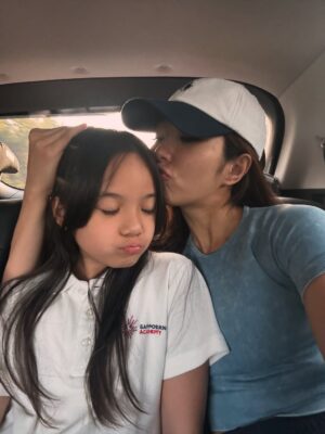 Gisella Anastasia Instagram - Time flies so fast 🪽
Sudah kelas 5 sekarang kamu, nak…
Tinggal dua tahun lagi di bangku sekolah dasar. 🥹
Makin ke sini, makin banyak pesan dan wejangan yang mama sampaikan.
Kadang mama Isel juga jadi makin bawel ya… maafin ya, nak.
Semua itu karena kami sayang dan ingin yang terbaik buat kamu.
Doa kami selalu menyertaimu setiap hari,
seperti doa kita pagi ini…
Agar kamu bisa menimba ilmu dengan senang, penuh sukacita,
belajar bukan cuma jadi anak yang cerdas di pelajaran,
tapi juga bertumbuh jadi pribadi yang bijak, kuat, dan penuh kasih.
Be the salt and the light, dimanapun kamu berada, termasuk di sekolah.
Bersyukur juga buat keluarga besar @sampoerna.academy
yang selalu mendukung perkembangan anak anak bukan cuma dalam pendidikan,
tapi juga pertumbuhan pribadi setiap anak.
God bless you always, our dearest one.
We love you 💜
