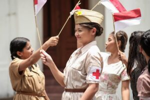 Gisella Anastasia Instagram - Sejak awal berdirinya, Indonesia selalu diuji.
Dari penjajahan, pergolakan politik, hingga perubahan zaman—setiap masa membawa tantangan yang menanyakan satu hal: masihkah kita mampu bersatu?
Dan di usia kemerdekaan yang kian matang, pertanyaan itu ternyata masih harus tetap hadir.
Indonesia terlalu berharga untuk dibiarkan hancur oleh kebencian.
Jangan biarkan amarah memisahkan kita, sebab sejarah sudah cukup memberi pelajaran: pada akhirnya, YANG ABADI BUKANLAH KEKUASAAN, MELAINKAN KEBERANIAN RAKYATNYA UNTUK TETAP BERSATU.
Beberapa hari terakhir, aku memilih untuk tidak terlalu aktif di media sosial.
Rasanya berat melihat berita demi berita, sampai tidak ada semangat untuk memposting apapun karena hati sedang berduka.
Lalu baru aku tersadar saat kembali menonton film kami “Siapa Dia” yang sedang tayang, yg justru bisa menjadi pengingat: bahwa kita, bangsa Indonesia, masih terus memperjuangkan persatuan hingga hari ini.
Dan berharap, KALI INI SUARA RAKYAT BENAR BENAR DIDENGARKAN.
Semoga kisah ini bukan hanya jadi tontonan, tapi ruang refleksi.
Agar kita tak lagi mengulang luka, melainkan menulis lembar baru dengan hati yang lebih damai.
Bersuara dengan LANTANG untuk menuntut keadilan, dengan cara yang BAIK bukan dengan KEKERASAN.
Hati2 PROVOKASI yg memecah belah!!!
Kadang provokasi itu bisa datang dari profile org yg kita PIKIR belain kita.
Tetap bersatu, saudara saudaraku
GOD BLESS U ALL