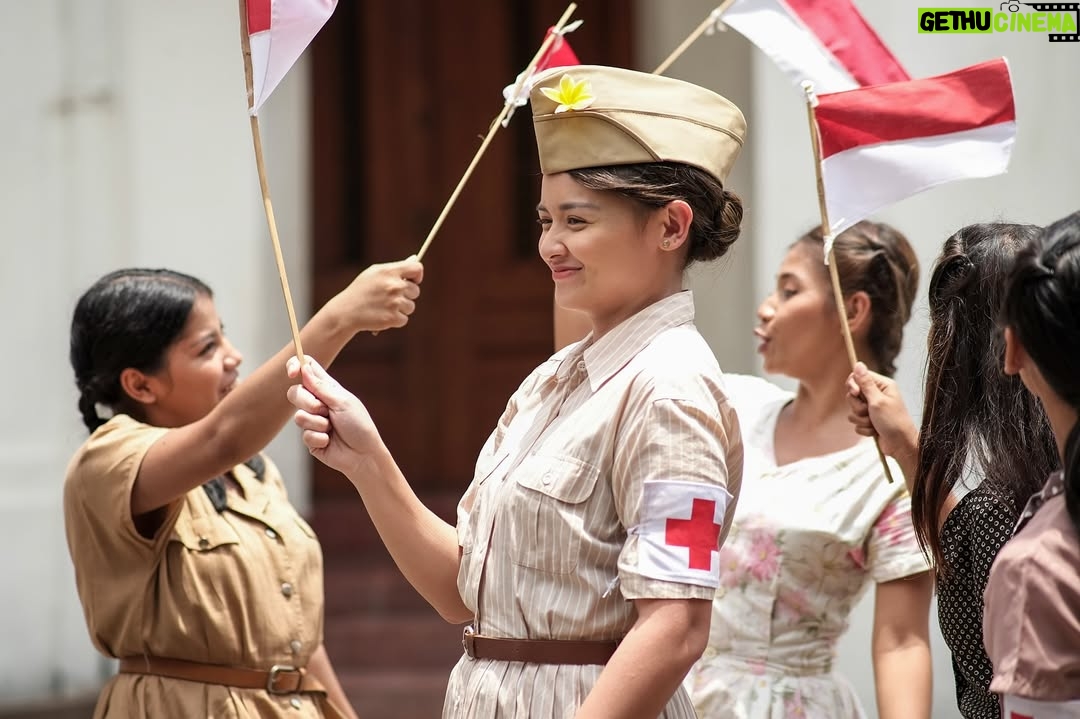Gisella Anastasia - 61.6K Likes - Sejak awal berdirinya, Indonesia selalu diuji.
Dari penjajahan, pergolakan politik, hingga perubahan zaman—setiap masa membawa tantangan yang menanyakan satu hal: masihkah kita mampu bersatu?
Dan di usia kemerdekaan yang kian matang, pertanyaan itu ternyata masih harus tetap hadir.

Indonesia terlalu berharga untuk dibiarkan hancur oleh kebencian.
Jangan biarkan amarah memisahkan kita, sebab sejarah sudah cukup memberi pelajaran: pada akhirnya, YANG ABADI BUKANLAH KEKUASAAN,  MELAINKAN KEBERANIAN RAKYATNYA UNTUK TETAP BERSATU.

Beberapa hari terakhir, aku memilih untuk tidak terlalu aktif di media sosial.
Rasanya berat melihat berita demi berita, sampai tidak ada semangat untuk memposting apapun karena hati sedang berduka.

Lalu baru aku tersadar saat kembali menonton film kami “Siapa Dia” yang sedang tayang, yg justru bisa menjadi pengingat: bahwa kita, bangsa Indonesia, masih terus memperjuangkan persatuan hingga hari ini.
Dan berharap, KALI INI SUARA RAKYAT BENAR BENAR DIDENGARKAN.

Semoga kisah ini bukan hanya jadi tontonan, tapi ruang refleksi.
Agar kita tak lagi mengulang luka, melainkan menulis lembar baru dengan hati yang lebih damai.
Bersuara dengan LANTANG untuk menuntut keadilan, dengan cara yang BAIK bukan dengan KEKERASAN.

Hati2 PROVOKASI yg memecah belah!!!
Kadang provokasi itu bisa datang dari profile org yg kita PIKIR belain kita.

Tetap bersatu, saudara saudaraku 
GOD BLESS U ALL