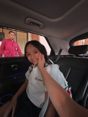Gisella Anastasia Instagram - Time flies so fast 🪽
Sudah kelas 5 sekarang kamu, nak…
Tinggal dua tahun lagi di bangku sekolah dasar. 🥹
Makin ke sini, makin banyak pesan dan wejangan yang mama sampaikan.
Kadang mama Isel juga jadi makin bawel ya… maafin ya, nak.
Semua itu karena kami sayang dan ingin yang terbaik buat kamu.
Doa kami selalu menyertaimu setiap hari,
seperti doa kita pagi ini…
Agar kamu bisa menimba ilmu dengan senang, penuh sukacita,
belajar bukan cuma jadi anak yang cerdas di pelajaran,
tapi juga bertumbuh jadi pribadi yang bijak, kuat, dan penuh kasih.
Be the salt and the light, dimanapun kamu berada, termasuk di sekolah.
Bersyukur juga buat keluarga besar @sampoerna.academy
yang selalu mendukung perkembangan anak anak bukan cuma dalam pendidikan,
tapi juga pertumbuhan pribadi setiap anak.
God bless you always, our dearest one.
We love you 💜