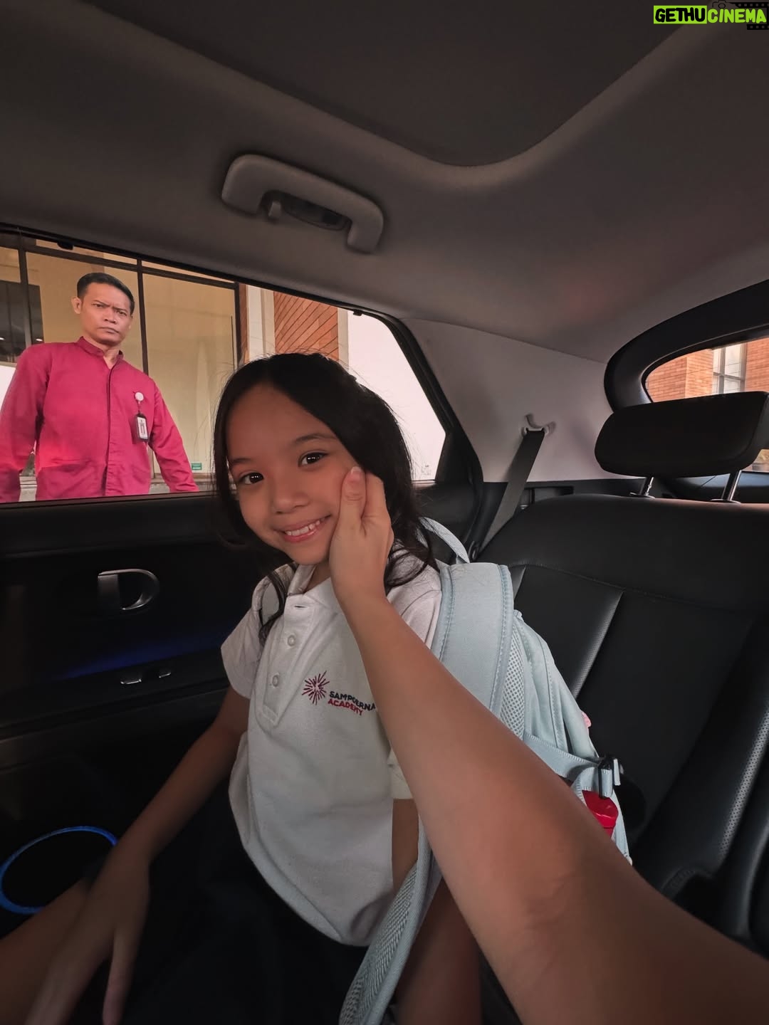 Gisella Anastasia - 51.6K Likes - Time flies so fast 🪽
Sudah kelas 5 sekarang kamu, nak…
Tinggal dua tahun lagi di bangku sekolah dasar. 🥹

Makin ke sini, makin banyak pesan dan wejangan yang mama sampaikan.
Kadang mama Isel juga jadi makin bawel ya… maafin ya, nak.
Semua itu karena kami sayang dan ingin yang terbaik buat kamu.

Doa kami selalu menyertaimu setiap hari,
seperti doa kita pagi ini…
Agar kamu bisa menimba ilmu dengan senang, penuh sukacita,
belajar bukan cuma jadi anak yang cerdas di pelajaran,
tapi juga bertumbuh jadi pribadi yang bijak, kuat, dan penuh kasih.
Be the salt and the light, dimanapun kamu berada, termasuk di sekolah.

Bersyukur juga buat keluarga besar @sampoerna.academy 
yang selalu mendukung perkembangan anak anak bukan cuma dalam pendidikan,
tapi juga pertumbuhan pribadi setiap anak.

God bless you always, our dearest one.
We love you 💜