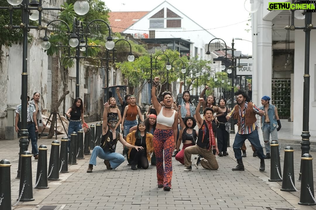 Gisella Anastasia - 61.6K Likes - Sejak awal berdirinya, Indonesia selalu diuji.
Dari penjajahan, pergolakan politik, hingga perubahan zaman—setiap masa membawa tantangan yang menanyakan satu hal: masihkah kita mampu bersatu?
Dan di usia kemerdekaan yang kian matang, pertanyaan itu ternyata masih harus tetap hadir.

Indonesia terlalu berharga untuk dibiarkan hancur oleh kebencian.
Jangan biarkan amarah memisahkan kita, sebab sejarah sudah cukup memberi pelajaran: pada akhirnya, YANG ABADI BUKANLAH KEKUASAAN,  MELAINKAN KEBERANIAN RAKYATNYA UNTUK TETAP BERSATU.

Beberapa hari terakhir, aku memilih untuk tidak terlalu aktif di media sosial.
Rasanya berat melihat berita demi berita, sampai tidak ada semangat untuk memposting apapun karena hati sedang berduka.

Lalu baru aku tersadar saat kembali menonton film kami “Siapa Dia” yang sedang tayang, yg justru bisa menjadi pengingat: bahwa kita, bangsa Indonesia, masih terus memperjuangkan persatuan hingga hari ini.
Dan berharap, KALI INI SUARA RAKYAT BENAR BENAR DIDENGARKAN.

Semoga kisah ini bukan hanya jadi tontonan, tapi ruang refleksi.
Agar kita tak lagi mengulang luka, melainkan menulis lembar baru dengan hati yang lebih damai.
Bersuara dengan LANTANG untuk menuntut keadilan, dengan cara yang BAIK bukan dengan KEKERASAN.

Hati2 PROVOKASI yg memecah belah!!!
Kadang provokasi itu bisa datang dari profile org yg kita PIKIR belain kita.

Tetap bersatu, saudara saudaraku 
GOD BLESS U ALL