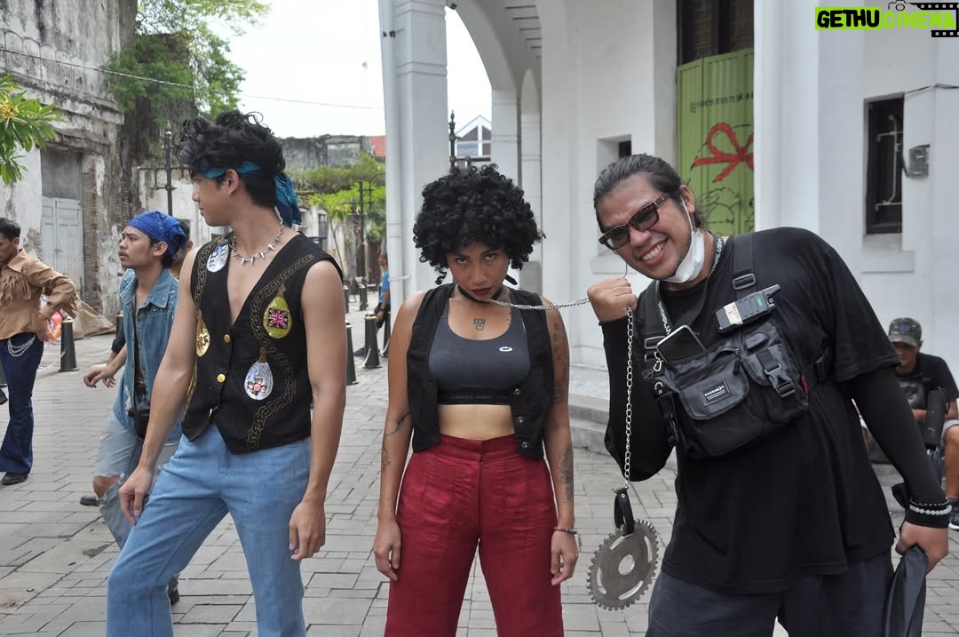 Gisella Anastasia - 61.6K Likes - Sejak awal berdirinya, Indonesia selalu diuji.
Dari penjajahan, pergolakan politik, hingga perubahan zaman—setiap masa membawa tantangan yang menanyakan satu hal: masihkah kita mampu bersatu?
Dan di usia kemerdekaan yang kian matang, pertanyaan itu ternyata masih harus tetap hadir.

Indonesia terlalu berharga untuk dibiarkan hancur oleh kebencian.
Jangan biarkan amarah memisahkan kita, sebab sejarah sudah cukup memberi pelajaran: pada akhirnya, YANG ABADI BUKANLAH KEKUASAAN,  MELAINKAN KEBERANIAN RAKYATNYA UNTUK TETAP BERSATU.

Beberapa hari terakhir, aku memilih untuk tidak terlalu aktif di media sosial.
Rasanya berat melihat berita demi berita, sampai tidak ada semangat untuk memposting apapun karena hati sedang berduka.

Lalu baru aku tersadar saat kembali menonton film kami “Siapa Dia” yang sedang tayang, yg justru bisa menjadi pengingat: bahwa kita, bangsa Indonesia, masih terus memperjuangkan persatuan hingga hari ini.
Dan berharap, KALI INI SUARA RAKYAT BENAR BENAR DIDENGARKAN.

Semoga kisah ini bukan hanya jadi tontonan, tapi ruang refleksi.
Agar kita tak lagi mengulang luka, melainkan menulis lembar baru dengan hati yang lebih damai.
Bersuara dengan LANTANG untuk menuntut keadilan, dengan cara yang BAIK bukan dengan KEKERASAN.

Hati2 PROVOKASI yg memecah belah!!!
Kadang provokasi itu bisa datang dari profile org yg kita PIKIR belain kita.

Tetap bersatu, saudara saudaraku 
GOD BLESS U ALL