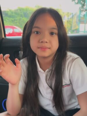 Gisella Anastasia Instagram - Time flies so fast 🪽
Sudah kelas 5 sekarang kamu, nak…
Tinggal dua tahun lagi di bangku sekolah dasar. 🥹
Makin ke sini, makin banyak pesan dan wejangan yang mama sampaikan.
Kadang mama Isel juga jadi makin bawel ya… maafin ya, nak.
Semua itu karena kami sayang dan ingin yang terbaik buat kamu.
Doa kami selalu menyertaimu setiap hari,
seperti doa kita pagi ini…
Agar kamu bisa menimba ilmu dengan senang, penuh sukacita,
belajar bukan cuma jadi anak yang cerdas di pelajaran,
tapi juga bertumbuh jadi pribadi yang bijak, kuat, dan penuh kasih.
Be the salt and the light, dimanapun kamu berada, termasuk di sekolah.
Bersyukur juga buat keluarga besar @sampoerna.academy
yang selalu mendukung perkembangan anak anak bukan cuma dalam pendidikan,
tapi juga pertumbuhan pribadi setiap anak.
God bless you always, our dearest one.
We love you 💜
