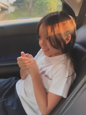 Gisella Anastasia Instagram - Time flies so fast 🪽
Sudah kelas 5 sekarang kamu, nak…
Tinggal dua tahun lagi di bangku sekolah dasar. 🥹
Makin ke sini, makin banyak pesan dan wejangan yang mama sampaikan.
Kadang mama Isel juga jadi makin bawel ya… maafin ya, nak.
Semua itu karena kami sayang dan ingin yang terbaik buat kamu.
Doa kami selalu menyertaimu setiap hari,
seperti doa kita pagi ini…
Agar kamu bisa menimba ilmu dengan senang, penuh sukacita,
belajar bukan cuma jadi anak yang cerdas di pelajaran,
tapi juga bertumbuh jadi pribadi yang bijak, kuat, dan penuh kasih.
Be the salt and the light, dimanapun kamu berada, termasuk di sekolah.
Bersyukur juga buat keluarga besar @sampoerna.academy
yang selalu mendukung perkembangan anak anak bukan cuma dalam pendidikan,
tapi juga pertumbuhan pribadi setiap anak.
God bless you always, our dearest one.
We love you 💜