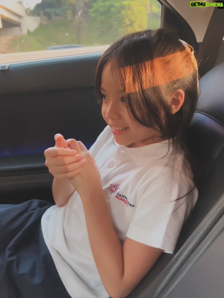 Gisella Anastasia - 51.6K Likes - Time flies so fast 🪽
Sudah kelas 5 sekarang kamu, nak…
Tinggal dua tahun lagi di bangku sekolah dasar. 🥹

Makin ke sini, makin banyak pesan dan wejangan yang mama sampaikan.
Kadang mama Isel juga jadi makin bawel ya… maafin ya, nak.
Semua itu karena kami sayang dan ingin yang terbaik buat kamu.

Doa kami selalu menyertaimu setiap hari,
seperti doa kita pagi ini…
Agar kamu bisa menimba ilmu dengan senang, penuh sukacita,
belajar bukan cuma jadi anak yang cerdas di pelajaran,
tapi juga bertumbuh jadi pribadi yang bijak, kuat, dan penuh kasih.
Be the salt and the light, dimanapun kamu berada, termasuk di sekolah.

Bersyukur juga buat keluarga besar @sampoerna.academy 
yang selalu mendukung perkembangan anak anak bukan cuma dalam pendidikan,
tapi juga pertumbuhan pribadi setiap anak.

God bless you always, our dearest one.
We love you 💜