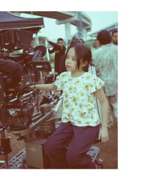 Gisella Anastasia Instagram - It’s a wrap for @inigempiii as aisyah yeayyyyy…. Makasi ya om @imamdarto pak @chandparwez @starvisionplus udah ajakin mpi lagi di @modualnekadfilm hihii… can’t wait!!
.
Sampai jumpa di bisokop ❤️
.
📸 om @imamdarto
