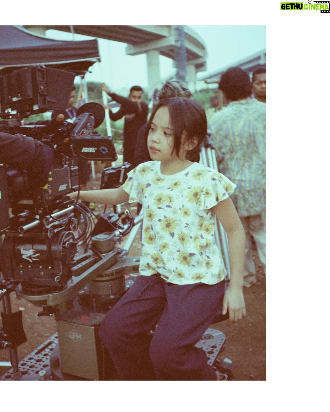 Gisella Anastasia - 105.6K Likes - It’s a wrap for @inigempiii as aisyah yeayyyyy…. Makasi ya om @imamdarto pak @chandparwez @starvisionplus udah ajakin mpi lagi di @modualnekadfilm hihii… can’t wait!!
.
Sampai jumpa di bisokop ❤️
.
📸 om @imamdarto