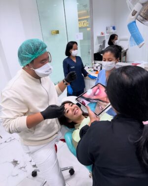 Gisella Anastasia Instagram - Siapa disini yang ngeh kalo gigi itu bisa jadi salah satu faktor yang ikut nentuin keindahan (estetika) penampilan wajah kitaaaa?
Perjalanan aku ngerapiin gigi sih lumayan yaaa dr jaman pindah Jkt waktu itu pasang behel, sampe udh rapiham trus kenal yg namanya veener..
Aku sih happy bgt bisa kenal dokter ian dari @smileart.id dan @flemingortho.id ..
Sm dr Ian, veneerku tu disempurnakan lg💕
Pas banget kmrn itu usia veneer pertamaku udah 8 tahun, jd udh waktunya diganti..
Dan aku SUKAAA BANGET sm hasilnyaaa..
Aku jadi lebih pede sehari2 dan makin seneng senyum😜
Makasi ya dok buat ke’perfeksionis’annya yang akhirnya bikin hasil veener nyaa cakep bgt! 🤸♀️
Makasi jg buat perjalan bongkar veener, cetak gigi sementara, sampe pemasangan gigi barunya yg painless, rapih, dan menyenangkan.
Untuk skrg sih ak ganti yang atas dulu ya dokk nabung2 dulu dan cari waktunya🤪 nanti next time kita gas yg gigi bawahnya lg..
Sukses selalu!!💕