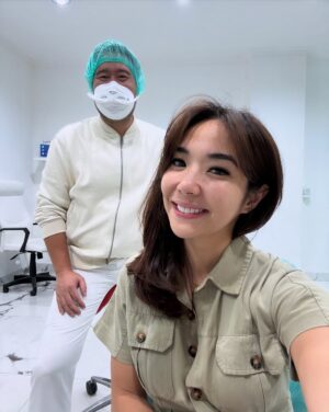 Gisella Anastasia Instagram - Siapa disini yang ngeh kalo gigi itu bisa jadi salah satu faktor yang ikut nentuin keindahan (estetika) penampilan wajah kitaaaa?
Perjalanan aku ngerapiin gigi sih lumayan yaaa dr jaman pindah Jkt waktu itu pasang behel, sampe udh rapiham trus kenal yg namanya veener..
Aku sih happy bgt bisa kenal dokter ian dari @smileart.id dan @flemingortho.id ..
Sm dr Ian, veneerku tu disempurnakan lg💕
Pas banget kmrn itu usia veneer pertamaku udah 8 tahun, jd udh waktunya diganti..
Dan aku SUKAAA BANGET sm hasilnyaaa..
Aku jadi lebih pede sehari2 dan makin seneng senyum😜
Makasi ya dok buat ke’perfeksionis’annya yang akhirnya bikin hasil veener nyaa cakep bgt! 🤸♀️
Makasi jg buat perjalan bongkar veener, cetak gigi sementara, sampe pemasangan gigi barunya yg painless, rapih, dan menyenangkan.
Untuk skrg sih ak ganti yang atas dulu ya dokk nabung2 dulu dan cari waktunya🤪 nanti next time kita gas yg gigi bawahnya lg..
Sukses selalu!!💕