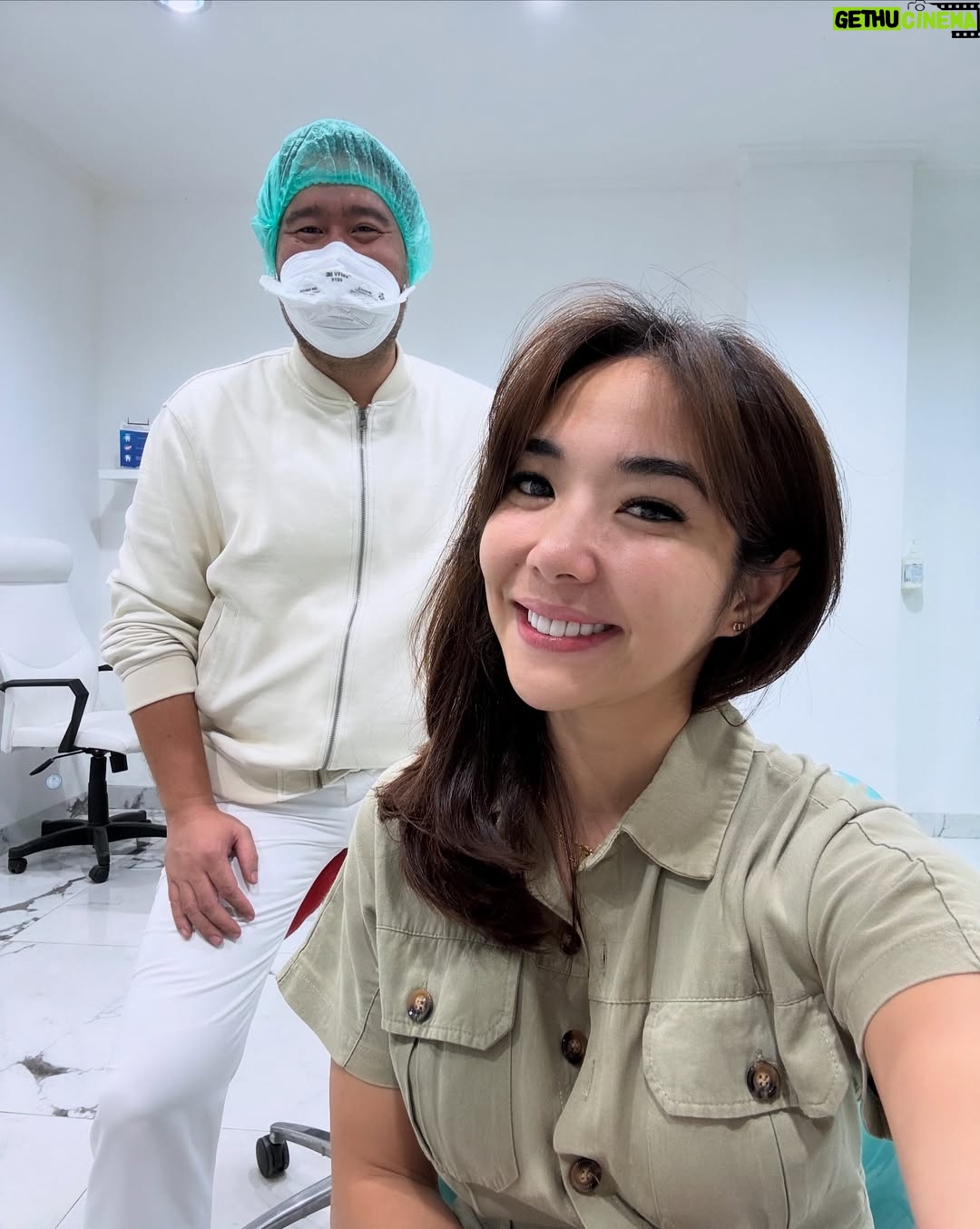 Gisella Anastasia - 50.9K Likes - Siapa disini yang ngeh kalo gigi itu bisa jadi salah satu faktor yang ikut nentuin keindahan (estetika) penampilan wajah kitaaaa? 

Perjalanan aku ngerapiin gigi sih lumayan yaaa dr jaman pindah Jkt waktu itu pasang behel, sampe udh rapiham trus kenal yg namanya veener..

Aku sih happy bgt bisa kenal dokter ian dari @smileart.id dan @flemingortho.id ..
Sm dr Ian, veneerku tu disempurnakan lg💕
Pas banget kmrn itu usia veneer pertamaku udah 8 tahun, jd udh waktunya diganti..

Dan aku SUKAAA BANGET sm hasilnyaaa..
Aku jadi lebih pede sehari2 dan makin seneng senyum😜

Makasi ya dok buat ke’perfeksionis’annya yang akhirnya bikin hasil veener nyaa cakep bgt! 🤸‍♀️
Makasi jg buat perjalan bongkar veener, cetak gigi sementara, sampe pemasangan gigi barunya yg painless, rapih, dan menyenangkan.

Untuk skrg sih ak ganti yang atas dulu ya dokk nabung2 dulu dan cari waktunya🤪 nanti next time kita gas yg gigi bawahnya lg..

Sukses selalu!!💕