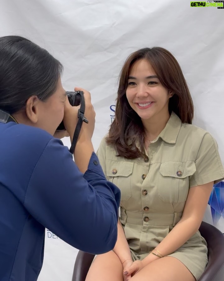 Gisella Anastasia - 50.9K Likes - Siapa disini yang ngeh kalo gigi itu bisa jadi salah satu faktor yang ikut nentuin keindahan (estetika) penampilan wajah kitaaaa? 

Perjalanan aku ngerapiin gigi sih lumayan yaaa dr jaman pindah Jkt waktu itu pasang behel, sampe udh rapiham trus kenal yg namanya veener..

Aku sih happy bgt bisa kenal dokter ian dari @smileart.id dan @flemingortho.id ..
Sm dr Ian, veneerku tu disempurnakan lg💕
Pas banget kmrn itu usia veneer pertamaku udah 8 tahun, jd udh waktunya diganti..

Dan aku SUKAAA BANGET sm hasilnyaaa..
Aku jadi lebih pede sehari2 dan makin seneng senyum😜

Makasi ya dok buat ke’perfeksionis’annya yang akhirnya bikin hasil veener nyaa cakep bgt! 🤸‍♀️
Makasi jg buat perjalan bongkar veener, cetak gigi sementara, sampe pemasangan gigi barunya yg painless, rapih, dan menyenangkan.

Untuk skrg sih ak ganti yang atas dulu ya dokk nabung2 dulu dan cari waktunya🤪 nanti next time kita gas yg gigi bawahnya lg..

Sukses selalu!!💕