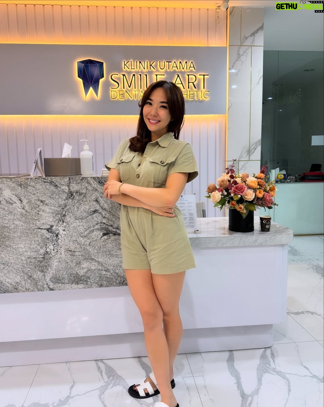 Gisella Anastasia - 50.9K Likes - Siapa disini yang ngeh kalo gigi itu bisa jadi salah satu faktor yang ikut nentuin keindahan (estetika) penampilan wajah kitaaaa? 

Perjalanan aku ngerapiin gigi sih lumayan yaaa dr jaman pindah Jkt waktu itu pasang behel, sampe udh rapiham trus kenal yg namanya veener..

Aku sih happy bgt bisa kenal dokter ian dari @smileart.id dan @flemingortho.id ..
Sm dr Ian, veneerku tu disempurnakan lg💕
Pas banget kmrn itu usia veneer pertamaku udah 8 tahun, jd udh waktunya diganti..

Dan aku SUKAAA BANGET sm hasilnyaaa..
Aku jadi lebih pede sehari2 dan makin seneng senyum😜

Makasi ya dok buat ke’perfeksionis’annya yang akhirnya bikin hasil veener nyaa cakep bgt! 🤸‍♀️
Makasi jg buat perjalan bongkar veener, cetak gigi sementara, sampe pemasangan gigi barunya yg painless, rapih, dan menyenangkan.

Untuk skrg sih ak ganti yang atas dulu ya dokk nabung2 dulu dan cari waktunya🤪 nanti next time kita gas yg gigi bawahnya lg..

Sukses selalu!!💕