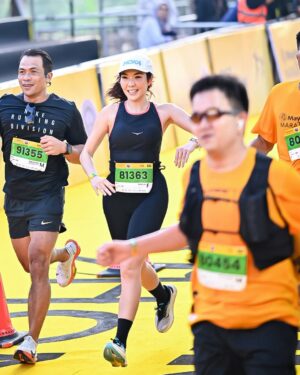 Gisella Anastasia Instagram - #TogetherWeFlyHigher This Medal Goes to kesayangan mama Isel, Gempita ✨
My biggest cheerleader dari awal aku kecemplung di olahraga lari 📣💃
Setiap kali lagi capek latihan, selalu ada pelukan dan semangat dari Empi yang bikin mama Isel kuat lagi.
Selama ini belum pernah race 10k aku ber’ekor kecil, dl seingetku pernah 1:04 d bandung, dan 1:10 d bali 2 tahun lalu…
PB di Maybank Marathon 2025 ini bukan cuma hasil keringatku sendiri, tapi juga hasil support system terhebat—terutama kamu, Gem ❤️
Juga hasil dukungan temen2, dan jg semangat dan bimbingan yg mas @bayuprasetio kasi selama race kemarin🤸♀️
Gak ketinggalan jg karna gear lari yang nyaman banget yg bikin ak bisa lari maksimal kemarin..
Big thanks buat @hoka_indonesia yang selalu jadi partner terbaik di setiap langkah 🏃🏻♀️💨
Medal ini kita punya sama-sama.