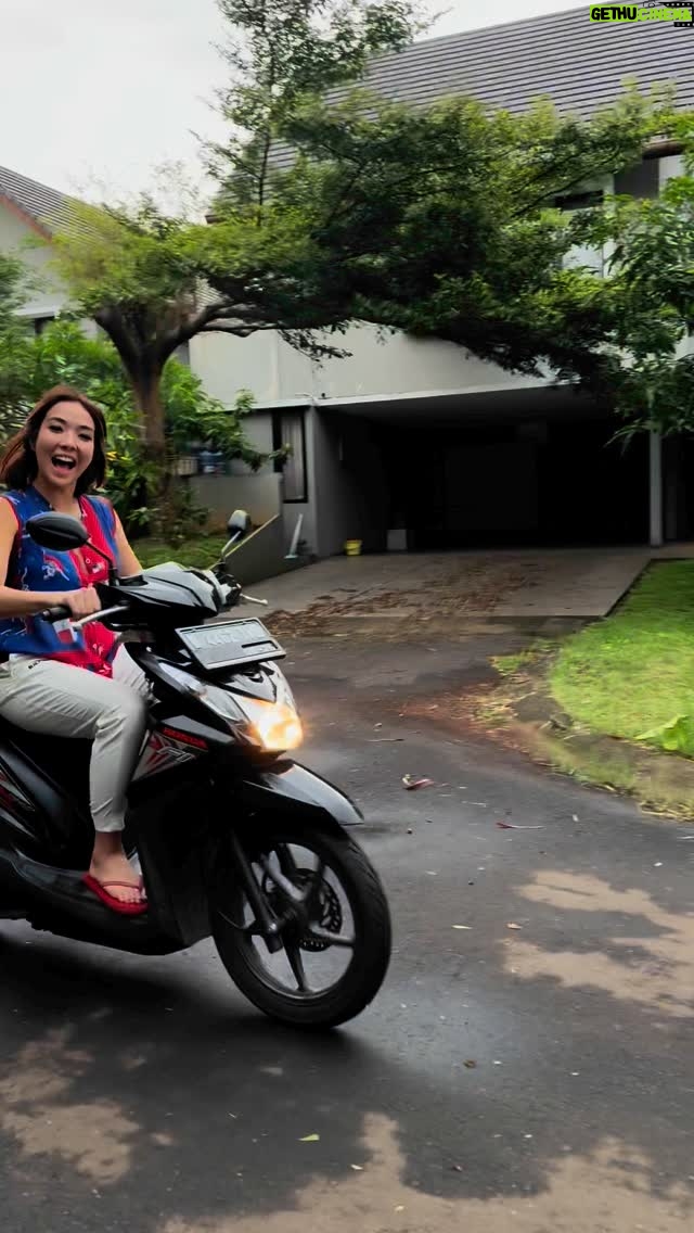 Gisella Anastasia - 99.1K Likes - Recall lagi kebiasaan dulu naik motor ngiter2 Manukan jaman di Surabaya dulu, karna Erika kemana mana naik motor bawa bawa beautycase😝

Tapi kok ternyata udah nambah umur nyali juga udah ga kayak dulu ya… WKWKWKWK…

Jadilah ditemenin plus diketawain Gempoy waktu taun lalu latian motor buat laporan ke team hahaha mesh..😝😘🫶